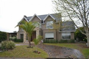 3 bedrooms House in Berazategui, Argentina No. 64096