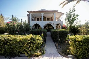 5 bedrooms Villa in Pervolia, Cyprus No. 979