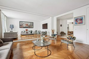 3 bedrooms Apartment in Paris, France No. 129032