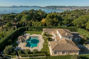 5 bedrooms Villa in Antibes, France No. 1445
