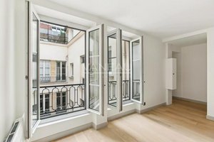 2 bedrooms Apartment in Paris, France No. 149095