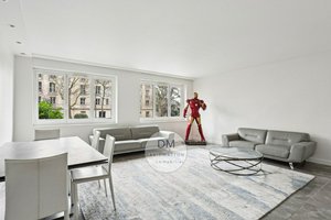 3 bedrooms Apartment in Paris, France No. 171979