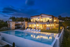 5 bedrooms Villa in Cannes, France No. 1767