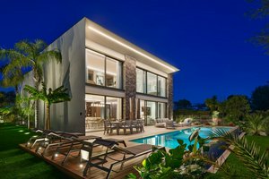 5 bedrooms Villa in Cannes, France No. 1773