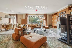 3 bedrooms Apartment in Paris, France No. 177490