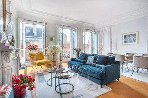 3 bedrooms Apartment in Paris, France No. 177958