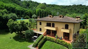 5 bedrooms Villa in Lucca, Italy No. 156