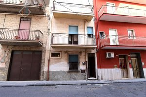 5 rooms House in Palagonia, Italy No. 237450