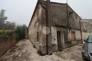 9 rooms House in Mantua, Italy No. 247776