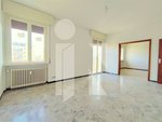 5 rooms Apartment in Mantua, Italy No. 250379 - apartment in Italy