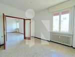 5 rooms Apartment in Mantua, Italy No. 250379 - Image 5