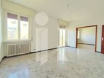 3 bedrooms Apartment in Mantua, Italy No. 250380 - Image 2