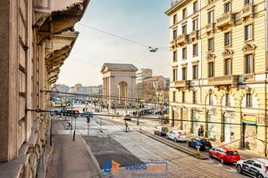 5 rooms Office in Milan, Italy No. 250682