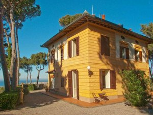 3 bedrooms Villa in Livorno, Italy No. 503