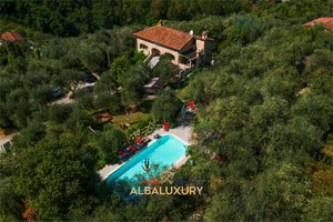 4 bedrooms Villa in Camaiore, Italy No. 505