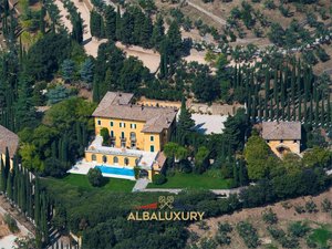 4 bedrooms Villa in Perugia, Italy No. 551