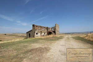 4 bedrooms Land in Volterra, Italy No. 575