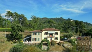 4 bedrooms House in Barga, Italy No. 590