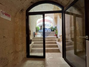 140m² Commercial property in Matera, Italy No. 71373