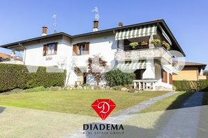 3 bedrooms Villa in Sumirago, Italy No. 85157