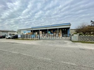 550m² Warehouse in Cento, Italy No. 90135