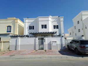 5 bedrooms Villa in Al Amarat, Oman No. 1170