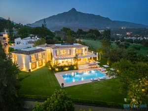 6 bedrooms Villa in Marbella, Spain No. 10107