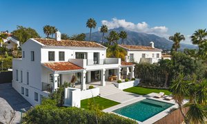 5 bedrooms Villa in Marbella, Spain No. 101361