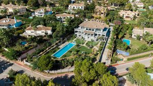 6 bedrooms Villa in Marbella, Spain No. 101878