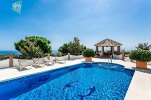 6 bedrooms Villa in Estepona, Spain No. 102641