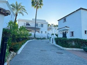 4 bedrooms Villa in Estepona, Spain No. 10683