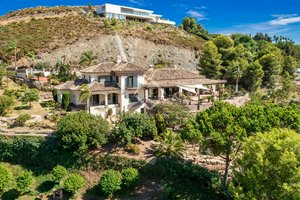 4 bedrooms Villa in Estepona, Spain No. 107202