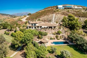 4 bedrooms Villa in Malaga, Spain No. 107212
