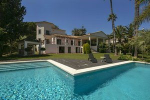 6 bedrooms Villa in Marbella, Spain No. 109900