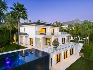 6 bedrooms Villa in Marbella, Spain No. 111133