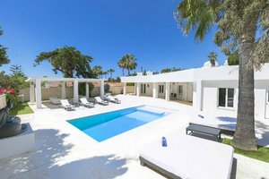 4 bedrooms Villa in Marbella, Spain No. 118142