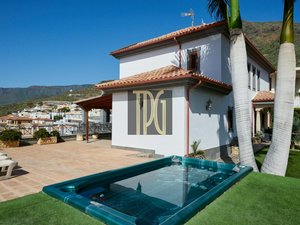 4 bedrooms Villa in Adeje, Spain No. 126805