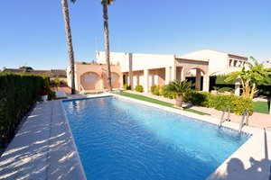 5 bedrooms Villa in Torrevieja, Spain No. 13024
