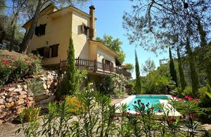 5 bedrooms Villa in Serra, Spain No. 14984