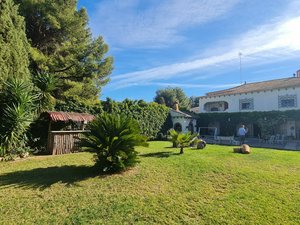 5 bedrooms Villa in Paterna, Spain No. 14990