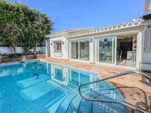 4 bedrooms Villa in Estepona, Spain No. 23630