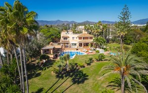 8 bedrooms Villa in Estepona, Spain No. 24234