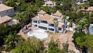 6 bedrooms Villa in Marbella, Spain No. 27805