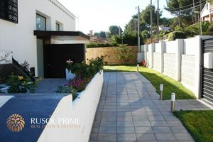 5 bedrooms Villa in Castelldefels, Spain No. 3