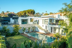5 bedrooms Villa in Marbella, Spain No. 41214