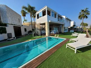 4 bedrooms Villa in Malaga, Spain No. 44402