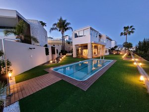 4 bedrooms Villa in Malaga, Spain No. 44427