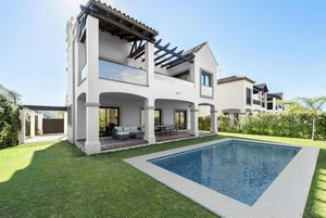 4 bedrooms Villa in Estepona, Spain No. 4606