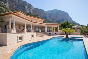 5 bedrooms Villa in Alicante, Spain No. 56346