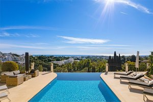 4 bedrooms Villa in La Quinta, Spain No. 58564